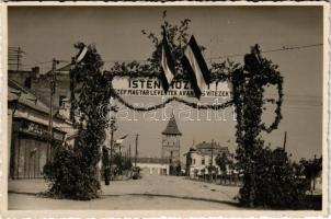 1940 Nagyszalonta, Salonta; bevonulás, "Isten hozott szép magyar leventék, aranyos vitézek!" feliratú díszkapu, drogéria / entry of the Hungarian troops, decorated gate, drugstore. photo + "1940 Nagyszalonta visszatért" So. Stpl