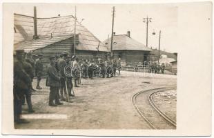 Priszlop, Prislop (Máramaros, Maramures); Konzert / Első világháborús német katonai tábori zenekar a tábori vasút sínjei mellett / WWI German military music band next to the field railway tracks. photo (non PC) (vágott / cut)