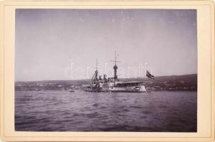 1899 Különleges fotó! Az Osztrák-magyar haditengerészet S.M.S. Kaiserin und Königin Maria Theresia páncélozott cirkálója. A fotó Ferenc Ferdinánd főherceg, Ausztria-Magyarország trónörököse, a haditengerészet védnőke személyes gyűjteményéből való. A fénykép hátoldalán Ferenc Ferdinánd monogramja és koronája látható. 16,5x11 cm / 1899 Photograph of S.M.S. Kaiserin und Königin Maria Theresia in Fiume, dated April 5, 1899. This item is from the personal collection of Archduke Francis Ferdinand, heir to the thrones of Austria-Hungary, and patron of the k.u.k. Kriegsmarine. Francis Ferdinand's cipher and crown are on the back of the photograph. Extremly rare 16,5x11 cm