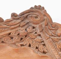 Gazdagon díszített nagyméretű fa tálca, kopással, 59x35 cm