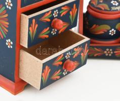 3 darab festett népi tárgy, ékszertartó szekrényke, borsdaráló, fűszeres szett