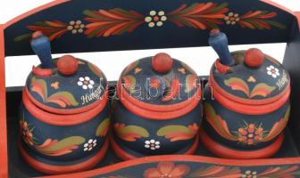 3 darab festett népi tárgy, ékszertartó szekrényke, borsdaráló, fűszeres szett