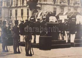 1914 Ferenc Ferdinánd és neje Chotek Zsófia koporsói előtt tisztelegnek az Osztrák-magyar haditengerészet katonái, Trieszt főterén.  A szarajevói merénylet után a holttesteket az SMS Viribus Unitis hajóval Triesztbe szállították, majd vonattal tovább Bécsbe. A tisztikarnak megtiltották, hogy a halotti szerelvénynek tisztelegjenek, ami kisebb felháborodást váltott ki.  / 1914 A k.u.k. Kriegsmarine honor guard stands by the catafalque of Archduke Francis Ferdinand and the Duchess of Hohenberg in Trieste's main square. after their assasination. Both coffins are on the same level; the infamous posthumous humiliation inflicted on the duchess by Prince Montenuovo would take place in Vienna, after the Court took charge of the obsequies.16x12 cm     Az első oldalon a csatahajót tervező és építő csapat tagjainak neve és beosztása szerepel, kezdve Siegfried Popperrel, a sok Habsburg-hajó tervezéséért felelős haditengerészeti mérnökkel. A második és harmadik oldalon az S.M.S. Viribus Unitis a hajóépítési folyamat különböző szakaszaiban. A negyedik oldal a hajó színes képe oldalról nézve, és statisztikai adatokat tartalmaz. Osztrák nemzetiszín szalaggal fűzve  27x18 cm     1911 Four-page brochure published to celebrate the official launching of S.M.S. Viribus Unitis, Austria-Hungary's first ironclad, on June 24, 1911.   The first page lists the names and positions of the members of the team that designed and built the battleship, beginning with Siegfried Popper, the naval engineer responsible for the designs of so many Habsburg ships. Pages two and three show S.M.S. Viribus Unitis at different stages of the shipbuilding process. Page four is a color rendering of the dreadnaught, seen from starboard, and includes statistical data. 27x18 cn