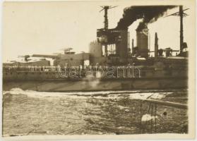 cca 1914 Az SMS Viribus Unitis és az S.M.S. Monarch osztrák-magyar hadihajók. 9x6 cm /  Original photograph of the port beam of S.M.S. Viribus Unitis as it sailed past S.M.S. Monarch. The crew is lined up on deck and the officers are saluting. The two forward turrets, the bridge, and the two funnels stand out in sharp detail.  9x6 cm