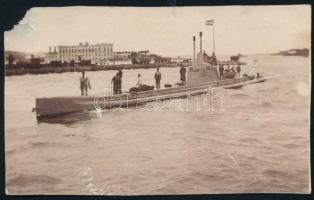 Az osztrák-magyar haditengerészet S.M. U-III tengeralattjárója, fotó, sarokhiánnyal 10x6 cm /  S.M.S. S.M. U-III submarine photo, missing corner, 10x6 cm