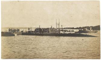 Az osztrák-magyar haditengerészet S.M. U-I. tengeralattjárója. Fotó, 9x5,5 cm / S.M. U-I docked in Pola. The crew is lined up on the pier and the submarine is flying the k.u.k. Kriegsmarine flag. 9x5,5 cm