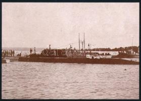 Az osztrák-magyar haditengerészet S.M. U-I. tengeralattjárója, modern nagyítás, 14x9 cm / S.M. U-I docked in Pola. The crew is lined up on the pier and the submarine is flying the k.u.k. Kriegsmarine flag. modern copy