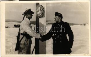 1939 Uzsok, Uzok, Uzhok; Magyar-Lengyel baráti találkozás a visszafoglalt ezeréves határon / Hungarian-Polish meeting on the historical border, military, handshake, irredenta