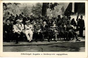 1939 Szeged, Az 1919. évi ellenforradalom 20 éves évfordulója augusztus 6-án. Előkelőségek a Széchenyi téri nagygyűlésen: Takenchi japán ügyvivő, Erdmannsdorff német követ, gróf Vinci olasz követ, vitéz Bartha Károly honvédelmi miniszter és vitéz Keresztes-Fischer Ferenc belügyminiszter, Albrecht királyi herceg felesége, Albrecht és József kir. hercegek