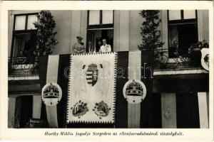 1939 Szeged, Az 1919. évi ellenforradalom 20 éves évfordulója augusztus 6-án. Vitéz nagybányai Horthy Miklós Magyarország kormányzója és felesége Purgly Magdolna a Klauzál téri Kárász ház erkélyén fogadja az ellenforradalmárok tisztelgését (EK)