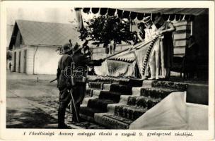 1939 Szeged, Az 1919. évi ellenforradalom 20 éves évfordulója augusztus 6-án. Horthy Miklós és felesége Purgly Magdolna a főméltóságú asszony szalaggal ékesíti a szegedi 9. gyalogezred zászlóját (fl)