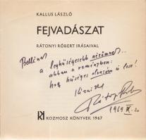 Kallus László - Rátonyi Róbert: Fejvadászat. Rátonyi Róbert írásaival. (Dedikált.) (Budapest), 1967. [Móra Könyvkiadó] Kozmosz Könyvek (Kossuth Nyomda). 140 + [4] p. Egyetlen kiadás. Dedikált: ,,Bellának, a leghűségesebb nézőmnek... abban a reményben: hogy hűséges olvasóm is lesz! Kézcsókkal: Rátonyi Róbert. 1969. X. 20". A rövid anekdotákat oldalszámozáson belül Kallus László egész oldalas művész-karikatúrái kísérik. Színes, illusztrált, gerincén enyhén hiányos kiadói kartonkötésben. Jó példány.