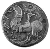 Keleti Kelták / i. e. ~175-125. Tetradrachma Ag, Zopfreiter-típus ezüst replikája! (10,19g/23mm) T:AU Eastern Celtic Tribes ~175-125 BCE Ag replica of a Zopfreiter type Tetradrachm (10,19g/23mm) C:AU