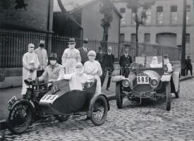 cca 1920 Ápolónők és orvosok bevetésen, oldalkocsis motorkerékpáron és automobilon, 1 db modern nagyítás, jelzés nélkül, 15x21 cm