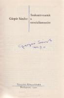 Gáspár Sándor: Szakszervezetek a szocializmusért. (Budapest), 1970. Táncsics Könyvkiadó (Athenaeum ny.) 475 + [5] p. Egyetlen kiadás. Aláírt példány: ,,Gáspár Sándor, 1984. IX. 12.&quot; A kötet Gáspár Sándor (1917-2002) az 1945-től az 1989-es bukásig hatalmon levő szakszervezeti vezető és kommunista politikus beszédeit tartalmazza, melyekben minden esetben hitet tesz a Párt, a haladás, az éberség, az osztályharc mellett, illetve körvonalazza a folyamatban a pártvezérelt szakszervezetek szerepét. Az előzékeken Antoniewicz Roland poznani bélyegzése, a címoldalon a possessor budapesti tulajdonosi bélyegzése. Poss.: Antoniewicz Roland József. [Antoniewicz Roland [1946-] lengyel-magyar-örmény identitású újságíró, író, színész, televíziós műsorszerkesztő, kommunista, később kommunistaellenes munkásságáról ismert grafikus, a Lengyel-Magyar Baráti Társaság egyik alapítója, a rendszerváltás előtt az ellenzéki magyar és lengyel filmes és művészvilág számos tagjához baráti szálak fűzték. 1989-1992 között ellentmondásos szerepekben feltűnt politikai szereplő, közéleti tevékenysége viták tárgya.] Kiadói egészvászon kötésben.