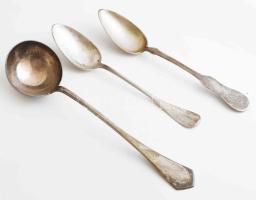 Ezüst (Ag) tálaló és merő, kanalak, Dianás jelzéssel, mesterjeggyel, 460 g