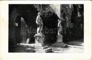 Budapest III. Kiscelli kastély (épült 1744-1760 között). Jelenleg Budapesti Történeti Múzeum, udvar. Képzőművészeti Alap Kiadóvállalata (felületi sérülés / surface damage)