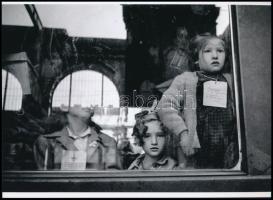 1947 Werner Bischof (1916-1954) svájci fotóriporter Budapesten, a Keleti-pályaudvaron fényképezte le a magyar gyerekeket, akik a Vöröskereszt közreműködésével Svájcba utaztak, a Lapkiadó Vállalat központi fotólaborjának archívumából 1 db modern nagyítás, jelzés nélkül, 15x21 cm