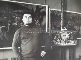 Kútvölgyi Mihály (1944-2023) fotóművész felvétele egy ismeretlen festőművészről, háttérben alkotásaival. Nagyméretű fotó, jelzés nélkül, kisebb saroktöréssel, 30x40 cm