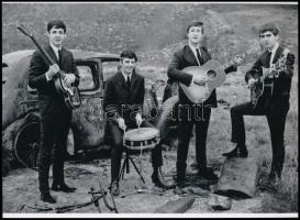 cca 1960 Korai fénykép a Beatles együttesről, Pánczél György (1920-?) filmtörténész hagyatékából (sztárfotó gyűjteményéből) 1 db modern nagyítás, jelzés nélkül, 15x21 cm