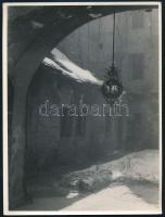 cca 1928 Dr. Leszl Kornél (?-?) budapesti fotóművész hagyatékából 1 db vintage fotóművészeti alkotás (Tabáni ház belső udvara), jelzés nélkül, ezüst zselatinos fotópapíron, leírva egy kisméretű kontakt nézőképről, 24x18 cm