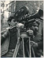 cca 1975 Inkey Alice pecsétjével jelzett, vintage fotó Kardos Ferenc operatőrről, ezüst zselatinos fotópapíron, Pánczél György (1920-?) filmtörténész hagyatékából (film- és színházifotó gyűjteményéből), 22,5x17 cm