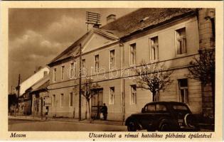 Moson (Mosonmagyaróvár), utca részlet a római katolikus plébánia épületével, automobil. Foto Röckel
