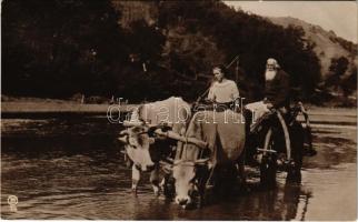 Román népviselet / Romanian folklore. Colectia A. Bellu. Edit. C. Sfetea, Bucuresti