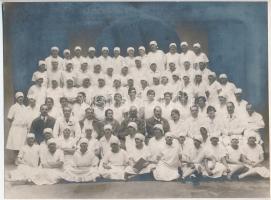 cca 1930 Védőnők és nővérek csoportképe, jelzés nélküli vintage fotó, jelzés nélkül, ezüst zselatinos fotópapíron, 17,2x23,2 cm