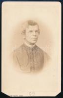 1865 Somogyi Károly (1811-1888) esztergomi kanonok, könyvtáralapító, az MTA tagja; vizitkártya Schrecker Ignác (1834-1888) pesti műterméből, alsó sarkai vágottak, 9,5x6 cm
