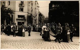 Budapest VI. Vilmos császár út (Bajcsy-Zsilinszky út), püspökök felvonulása, díszmagyarba öltözött utak, Szász leó üzlete. photo