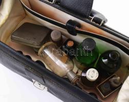 Régi műbőr orvosi táska 40 cm benne régi patika és egyéb üvegek