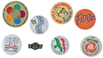 8db-os vegyes, nagyrészt modern politikai párt kitűző és jelvény tétel T:AU,XF az egyikről hiányzik a tű