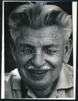 1978 Bahget Iskander kecskeméti fotóművész által feliratozott és datált, vintage fotóművészeti alkotás (portré Peredi János újpesti fotóművészről), ezüst zselatinos fotópapíron, 24x18 cm