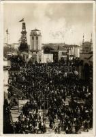 1938 Milano, Milan; Foire de Milan, La foule des visiteurs / Milan Fair, crowd of visitors, pavilion of the Union of Soviet Socialist Republics (USSR) (tear)