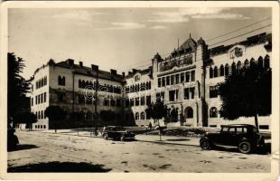 1943 Kolozsvár, Cluj; M. kir. Honvéd Hadtestparancsnokság, magyar katonák, automobilok / Hungarian Army Headquarters, soldiers, automobiles (EM)