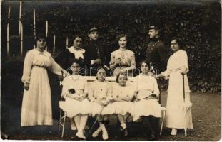 Herkulesfürdő, Baile Herculane; Hölgyek katonákkal / lady with soldiers. Salgó Sándor photo (lyuk / pinhole)