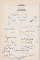 Újhold-évkönyv 1986/2. [Irodalmi antológia.] Szerkeszti: Lengyel Balázs. (Lakatos István által dedikált, a szerzőtársak által sokszorosan aláírt példány.) Budapest, (1986). Magvető Könyvkiadó (Kossuth Nyomda) 465 + [3] p. Dedikált: ,,Németh Andornak könyvheti szeretettel Lakatos István. Bp - 1987 jún". Aláírások: Csoóri Sándor * Albert Gábor (két aláírás) * Polcz Alaine * Vargyas Lajos * Radnóti Sándor * Parti Nagy Lajos * Szőcs Géza * Márton László * Esterházy Péter * Lengyel Balázs * Nemes Nagy Ágnes * Kodolányi Gyula * Várady Szabolcs * Mészöly Miklós * Németh Gábor * Tábor Ádám * Géher István * Nádas Péter. *** A fiatal költő- és írógeneráció által alapított és írt Újhold folyóirat a századközép egyik legfontosabb irodalmi és esszéfolyóirata volt 1946-1948 között. A Babits örökségét továbbvivő havilapban lépett színre többek között Nemes Nagy Ágnes, Lengyel Balázs, Lator László, Mándy Iván, Pilinszky János, Rába György, Hubay Miklós. A régi szerkesztők és a friss irodalmi generáció 1986-ban, az egykori folyóirat alapításának negyvenedik évfordulóján egy új irodalmi orgánumot alapítottak Újhold-évkönyv címmel. Az évente kétszer jelentkező évkönyv a késő nyolcvanas évek meghatározó jelentőségű irodalmi fóruma, számos fiatal prózaíró és költő számára biztosított bemutatkozási lehetőséget (Krasznahorkai László, Garaczi László, Márton László), a folyóiratban a középnemzedék alkotói is gyakran feltűntek írásaikkal (Esterházy Péter, Nádas Péter, Lengyel Péter), és fontos tanulmányokat és korábban közzé nem tehető dokumentumokat is közölt. Kiadói egészvászon kötésben, színes kiadói védőborítóban. Jó példány.