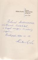 Kállai Gyula: A magyar függetlenségi mozgalom 1936-1945. Ötödik, átdolgozott kiadás. (Budapest), 1965. Kossuth Könyvkiadó (Athenaeum Nyomda). 330 + [2] p. + 10 t. (kétoldalas). Dedikált: ,,Roland Antoniewicz elvtársnak tisztelettel a lengyel-magyar barátság jegyében: Kállai Gyula. Budapest, 1970. XI. 12.&quot; A történeti munkaként előadott magyar osztályharcos forradalmi történelemfantázia első kiadása 1946-ban jelent meg. A szerző Kállai Gyula keményvonalas kommunista politikus, Nagy Imre halálra ítélésének kezdeményezője, művelődésügyi miniszter, 1965-1967 között a minisztertanács elnöke, az Aczél György előtti kultúrpolitika megkerülhetetlen alakja- Az előzékeken, a címoldalon és a belív számos oldalán régi tulajdonosi bélyegzés. Prov.: Roland Antoniewicz. [Antoniewicz Roland [1946-] lengyel-magyar-örmény identitású újságíró, író, színész, televíziós műsorszerkesztő, kommunista, később kommunistaellenes munkásságáról ismert grafikus, a Lengyel-Magyar Baráti Társaság egyik alapítója, a rendszerváltás előtt az ellenzéki magyar és lengyel filmes és művészvilág számos tagjához baráti szálak fűzték. 1989-1992 között ellentmondásos szerepekben feltűnt politikai szereplő, közéleti tevékenysége mai napig viták tárgya.] Kiadói egészvászon kötésben.