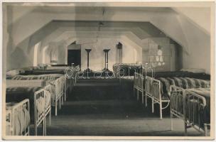 1944 Görgényszentimre, Görgény-Szt.-Imre, Gurghiu; M. kir. alerdészeti szakiskola háló terme, belső. Kiadja Finna Róza / forestry school, dormitory, interrior (ázott / wet damage)