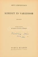 Arvi Järventaus: Kereszt és varázsdomb. Regény. Ford.: Kodolányi János. A fordító, Kodolányi János által ALÁÍRT példány. Bp., 1943, Turul. Kiadói félvászon-kötés, kopott, foltos borítóval, laza, kissé sérült kötéssel.