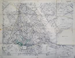 Kecskemét rendezési tervének két térképe (1976) Kecskemét-Belváros és Kecskemét-Máriaváros térképe szolgálati használatra. Mértéke: 1 : 4,000. Kecskemét, 1976. Két térképszelvény (7-es és 8-as számú), méretük egységesen 660x800 mm egy 660x855 mm méretű térképlapon. Kecskemét a második világháború után, az 1950-es megyerendezés során vált Bács-Kiskun megye székhelyévé. A szőlőtermesztése, mezőgazdasága, iskolavárosi rangja és kereskedelmi tekintélye miatt korábban is jelentős település fénykora a századelőre tehető, ekkor alakult ki szecessziós városmagja, de a város fejlődése az államszocialista rezsim idején sem akad meg. Térképeink az 1970-es évek urbanisztikai rendezésének jellemző darabjai. 1976-os térképfelvételi időpontunk idején Kecskemét belvárosát egyaránt jellemzik barokk, szecessziós és házgyári épületek, néhány jelentősebb múltú belvárosi épület a városi tulajdonba vétellel 1975 környékén kapott új funkciót, így a volt ferences kolostor 1975-től a Kodály Zoltán Zenepedagógiai Intézetnek, a volt neológ zsinagóga 1974-től a Tudomány és Technika Házának ad otthont. A belvárosi térképszelvényünkön kézzel színezett úthálózat-szakaszok 1978-tól alakultak át kétszer két sávossá (Petőfi Sándor utca), az akkoriban nagy technikai bravúrnak számító fejlesztés a belvárosi közlekedés gyorsítását szolgálta. A rendszerváltást követően az urbanisztikai szemléletmód megváltozott: a forgalomcsillapítás jegyében a belváros középpontját nagy forgalmú utak helyett immár sétálóutcák jellemzik - a Belvárosban nem a közlekedés, hanem az idegenforgalom és a kereskedelem szempontjai váltak meghatározóvá. *** A belvárosi térképünkhöz (a 8-as számú térképszelvényhez) csatlakozó máriavárosi térképszelvényen a megyei kórház, illetve a város jelentős pihenőparkjának tervezete szerepel, amely 1986-ban kapta meg végleges formáját, a szabadidőpark tavával és a 49 méter magas Vízmű-dombbal, amelyre ma már szerpentin vezet fel, és amely kiváló, körkörös kilátást nyújt az alföldi városra. Az 1976-os máriavárosi térképszelvény már ígéretet tesz az arborétum kialakítására - a kecskeméti arborétum építése csak 1986-ban kezdődött meg. *** Belvárosi térképszelvényünkön kézi színezések, megjegyzések, mindkét térkép szélén hivatali bélyegzések és a közreműködők saját kezű aláírása. A belvárosi térkép jobb felső sarkában enyhe foltosság. Jó állapotú térképek, hajtogatva, a hajtás mentén apró szakadásokkal, apróbb javításokkal.