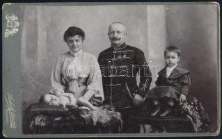1904 Bihary Imre családjával, keményhátú fotó Székely Aladár budapesti műterméből, 13×21 cm