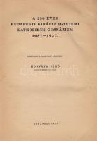 Horváth Jenő: A 250 éves budapesti Királyi Egyetemi Katholikus Gimnázium 1687-1937. Közzéteszi a tanintézet vezetője: Horváth Jenő. - Patonay József: Intézetünk igazgatói, nevesebb tanárai és tanítványai. Budapest, 1937. (Szerző - Sárkány Nyomda Rt.) 1 t. (címkép) + VII + [1] + 300 p. + 4 t. (egy kihajtható). Egyetlen kiadás. A szélesebb helytörténeti keretbe helyezett pedagógiatörténeti munka Budapest legrégebben alapított, 1687 óta folyamatosan működő középfokú tanintézményének története. Az eredetileg jezsuita intézmény később a piaristák gondozásába került, majd a Pestre költöző királyi egyetem hatósága alá tartozott, 1849 után tíz évre német tanítási nyelvűvé változott, majd ismét egyetemi középiskolaként működött. Függelékben a középiskola igazgatóinak, tanárainak és tanítványainak listája. A címoldal és néhány oldal enyhén foltos, néhány oldalon széljegyzetek és aláhúzások. Fűzve, enyhén foltos kiadói borítóban.