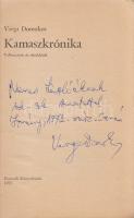 Varga Domokos: Kamaszkrónika. Vallomások és tűnődések. (Dedikált.) (Budapest), 1971. Kossuth Könyvkiadó (Szikra Lapnyomda). 143 + [1] p. Első kiadás. Dedikált: ,,Nemes Lászlóéknak sok-sok szeretettel. Izmény, 1972. márc. 30-án Varga Domokos&quot;. Varga Domokos író, újságíró problémaérzékeny ifjúságszociológiai írásai. Prov.: Nemes László általános iskolai tanár a Tolna megyei Izményben. Fűzve, Würtz Ádám grafikájával illusztrált kiadói borítóban. Jó példány.