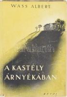 Wass Albert: A kastély árnyékában. Bp., 1943, Révai. Kiadói félvászon-kötés, kiadói illusztrált papír védőborítóban, kissé kopott borítóval, kissé szakadozott papírborítóval, a hátsó papírborítón kis hiánnyal.