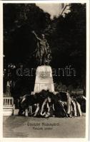 Rozsnyó, Roznava; Kossuth szobor koszorúkkal / statue with wreaths