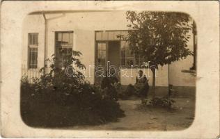 Budapest XVIII. Pestszentlőrinc, Pusztaszentlőrinc, Szentlőrinc; családi kép a ház udvarán, katonák. photo (b)