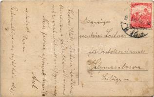 Budapest XVIII. Pestszentlőrinc, Pusztaszentlőrinc, Szentlőrinc; családi kép a ház udvarán, katonák....