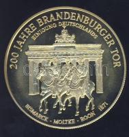 Németország 1991. "200 éves a Brandenburgi Kapu" aranyozott fém emlékérem T:1